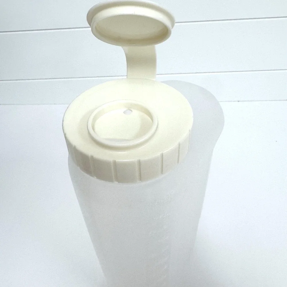 Vintage Rubbermaid Servin Saver 2.75 QT Slim Pitcher jug with almond lid